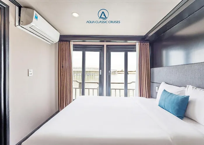 Botel Aqua Classic Cruise Hạ Long