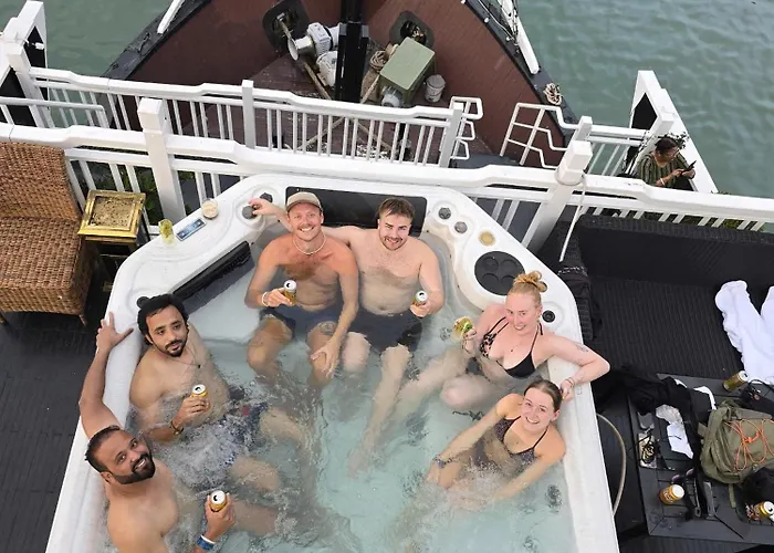 Botel Aqua Classic Cruise Hạ Long