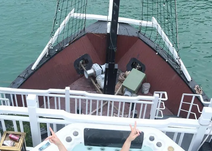 Botel Aqua Classic Cruise Hạ Long
